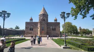 - Eczmiadzyn-armenia-005.jpg