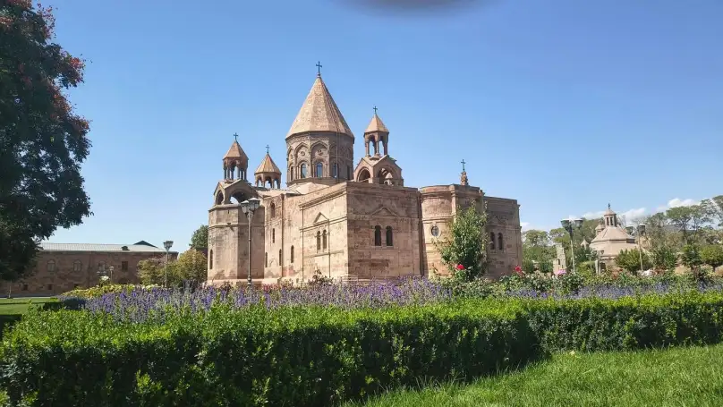 Katedra w Eczmiadzynie - image