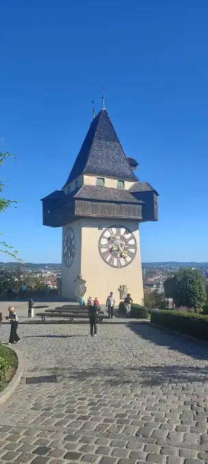 Wieża zegarowa Uhrturm na wzgórzu Schlossberg w Grazu - graz-062.jpg
