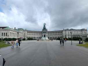Widok na Neue Burg z Heldenplatz w Wiedniu