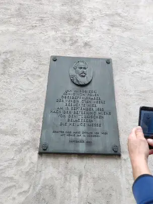 Tablica upamiętniająca mszę świętą z udziałem króla polskiego Jana III Sobieskiego nazajutrz po zwycięskiej bitwie pod Wiedniem. 
