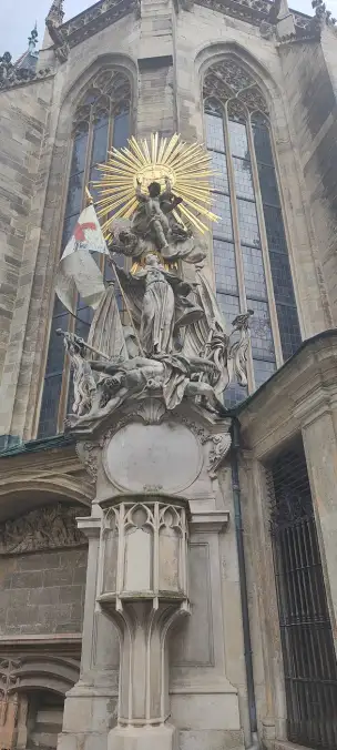 AMBONA KAPISTRANA ustawiona po północnej stronie prezbiterium, to XVIII-wieczna kamienna replika drewnianej ambony z której św. Jan Kapistran przemawiał do Wiedeńczyków.