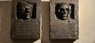 Tablica z napisem: 10 grudnia w tym kościele podczas nabożeństwa żałobnego Wolfganga Amadeusza Mozarta po raz pierwszy wykonano fragmenty jego Requiem.
