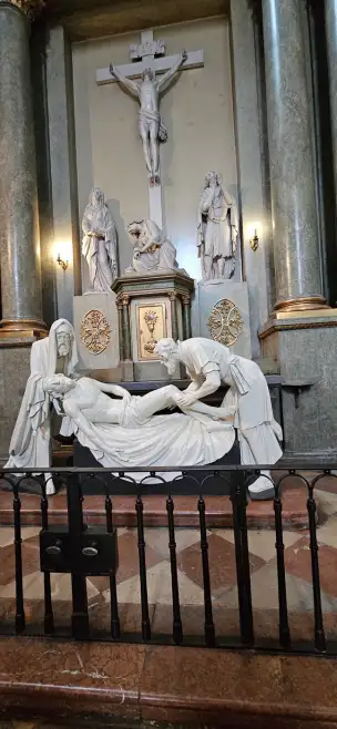 Barkowa rzeźba przedstawiająca Józefa z Arymatei i Nikodema, składających Jezusa do grobu w w Michaelerkirche.