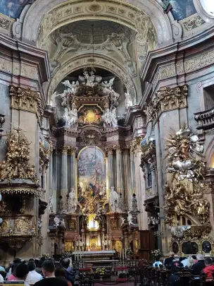 Ołtarz główny zaprojektował Antonio Galli-Bibiena: w centrum znajduje się duży ołtarz przedstawiający uzdrowienie chromego człowieka przy Bramie Świątyni w Jerozolimie przez apostołów Piotra i Jana.
