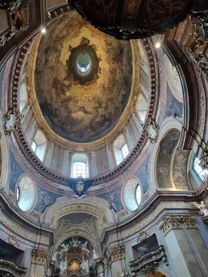 Fresk kopuły - Namalowany samodzielnie przez Johanna Michaela Rottmayra w latach 1713-14. Głównym tematem jest koronacja Maryi przez Boga Ojca i Boga Syna, nad którą w latarni unosi się Duch Święty.