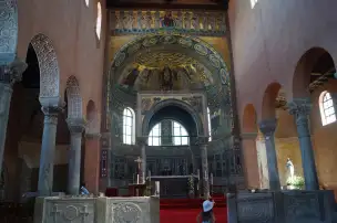 Wnętrze bazyliki - cyborium wewnątrz prezbiterium.