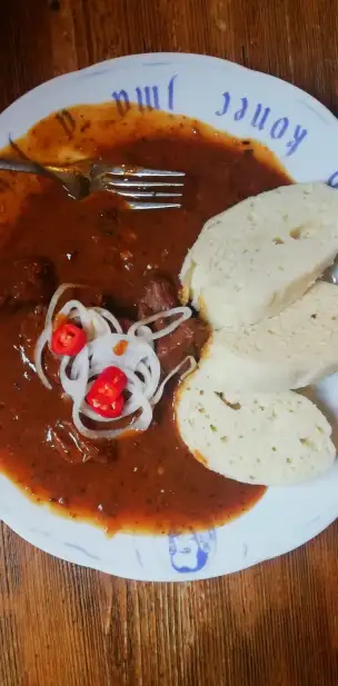 Gulasz z knedlikiem – klasyczne danie kuchni czeskiej