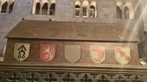 Drewniany sarkofag księcia Wratysława I z dynastii Przemyślidów, znajdujący się w Bazylice św. Jerzego na Zamku Praskim