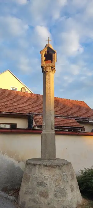 kamienna kapliczka przydrożna typu boží muka (męki pańskie)