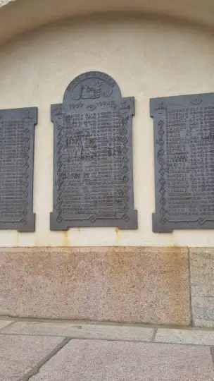 tablica upamiętnienia żołnierzy poległych w latach 1939-1940