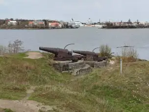 zabytkowe rosyjskie działa nadbrzeżne z końca XIX wieku