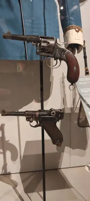 Rewolwer Model 1883 i pistolet Parabellum P08 Luger
