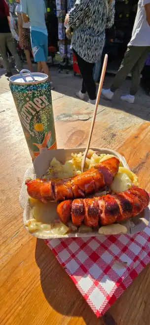 Kiełbasa i ziemniaki z serem Raclette