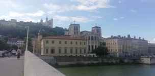 Katedra św. Jana Chrzciciela w Lyonie i Bazylika Notre-Dame de Fourvière na górze.
