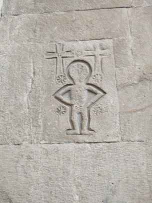 Płaskorzeźba z chrześcijańskimi krzyżami i postacią przypominającą kosmitę. Dowód na istnienie UFO lub na to że, twórcą działa nie był Gian Lorenzo Bernini.