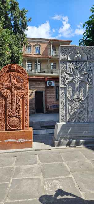 Ślady ormiańskiej diaspory w Gruzji - Chaczkary - niewielka, wywodząca się ze średniowiecza, forma architektoniczna, której główną treścią są posągi w kształcie krzyża, skierowane na zachód.