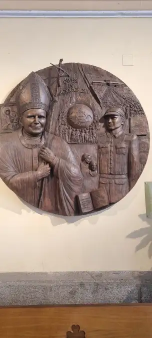 Pamiątkowy medalion w Catedral de Santa María la Real z Janem Pawłem II