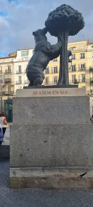 Posąg Niedźwiedzia i Drzewa Truskawkowego. Przedstawia herb Madrytu i znajduje się po wschodniej stronie Puerta del Sol