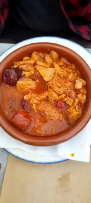 Flaki po madrycku. Gotowane na świńskich nóżkach, z dodatkiem kaszanki i chorizo.