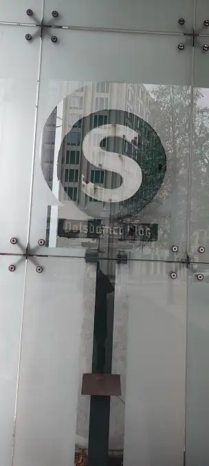 Pozostałości po dworcu kolejowym na Placu Poczdamskim