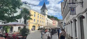 Urokliwy plac Rindermarkt w historycznym centrum Pasawy