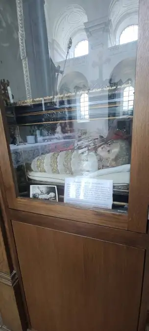 Niederalteicher Christkindlein - historyczna figura wotywna przedstawiająca Dzieciątko Jezus, otaczana lokalną czcią i eksponowana w gablocie bocznej świątyni.