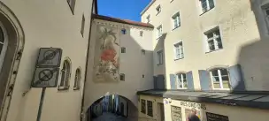 Zabytkowa brama prowadząca do uliczki Pfaffengasse w starej części miasta Passau