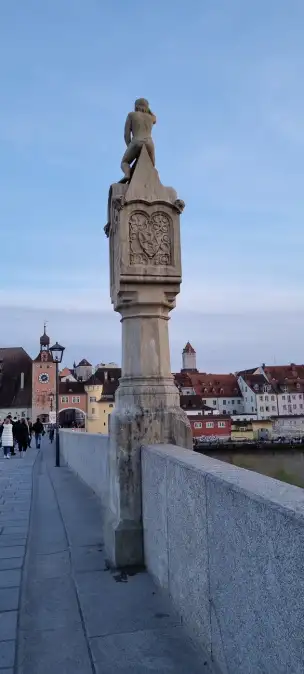 Bruckmandl to niewielki człowieczek siedzący w najwyższym punkcie Kamiennego Mostu, zwrócony twarzą ku południu.
Bruckmandl symbolizuje budowniczego mostu, który troszczy się o postęp prac nad budową katedry.