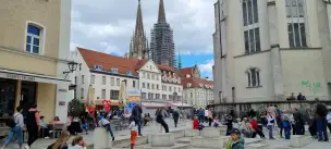 Misrach autorstwa Daniego Karavana umieszczono w miejscu średniowiecznej synagogi w Ratysbonie.