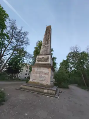 Obelisk założyciela alei, księcia Anselma von Thurn und Taxis