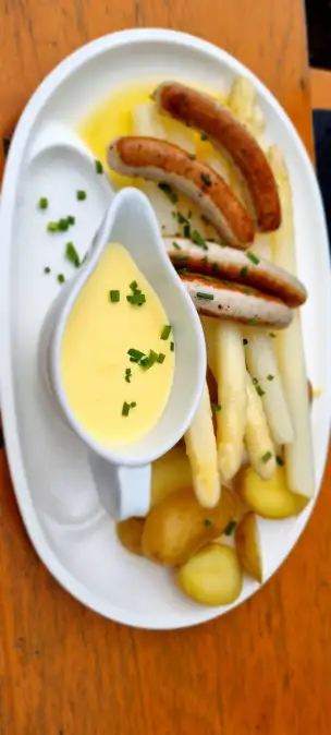 Szparagi z kiełbasą i sosem holenderskim. Niemiecka klasyka, także w Brandenburgii.