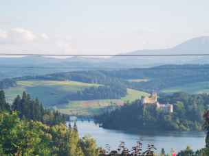 Widok na Zamek Dunajec w Niedzicy i zaporę na DUnajcu