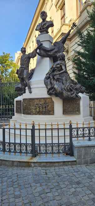 pomnik Eugeniu Carada