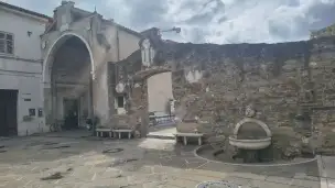 Widok na bramę od placu Prešerena