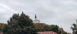 Rzymskokatolicka kaplica świętogo Tomasza Becketa, w dzielnicy Szenttamás, na szczycie wzgórza Szent Tamás.