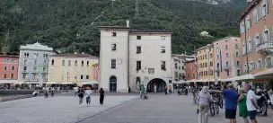 Piazza Catena i Torre Apponale - Riva_del_Garda-017.jpg