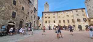 Piazza della Cisterna - san-gimignano-004.jpg