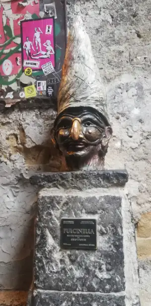 Pomnik Pulcinelli - neapol-005.jpg