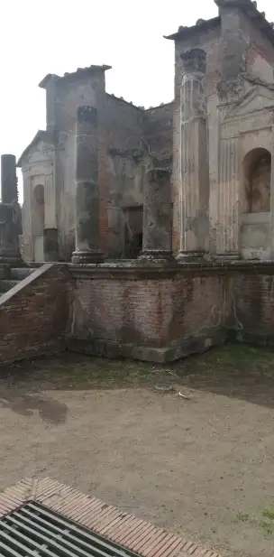 Świątynia Izydy w Pompejach - pompeje-063.jpg