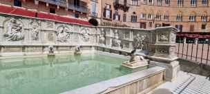 Fonte Gaia - fontanna na przeciw ratusza