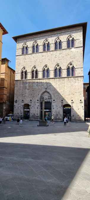 Palazzo Tolomei - ulice-siena-006.jpg