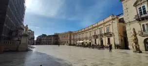 Piazza Duomo w Syrakuzach - teatralne serce Ortygii - syrakuzy-029.jpg