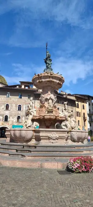 Fontana del Nettuno - trydent-005.jpg