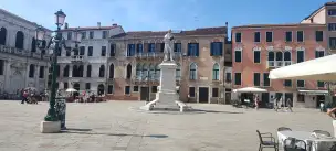 plac Campo Santo Stefano w Wenecji